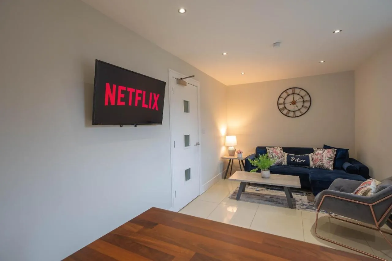 Family Apartment Sleeps 6 In Botanic Queens Area location