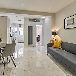Luxury Lets - Windsor Townhouse Holiday home