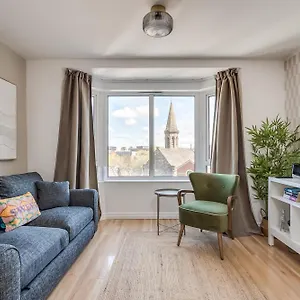 Queen's Hideaway Apartment